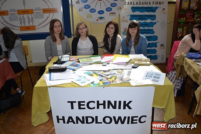 Zdjęcie w galerii na portalu naszraciborz.pl: Spacer szlakiem szk&oacute;ł ponadgimnazjalnych wiadomości z regionu