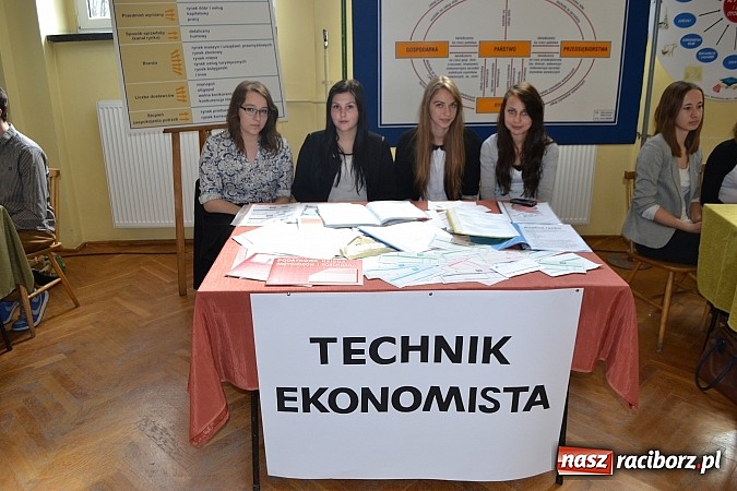 Zdjęcie w galerii na portalu naszraciborz.pl: Spacer szlakiem szk&oacute;ł ponadgimnazjalnych wiadomości z regionu