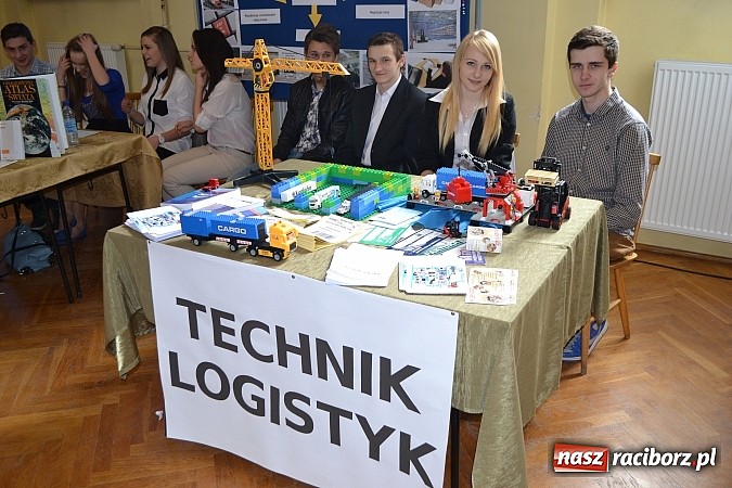 Zdjęcie w galerii na portalu naszraciborz.pl: Spacer szlakiem szk&oacute;ł ponadgimnazjalnych wiadomości z regionu