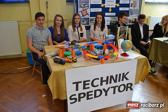 Zdjęcie w galerii na portalu naszraciborz.pl: Spacer szlakiem szk&oacute;ł ponadgimnazjalnych wiadomości z regionu