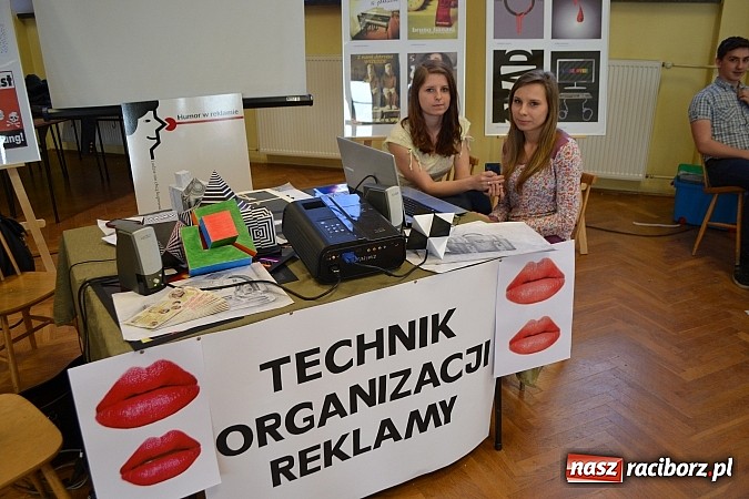 Zdjęcie w galerii na portalu naszraciborz.pl: Spacer szlakiem szk&oacute;ł ponadgimnazjalnych wiadomości z regionu