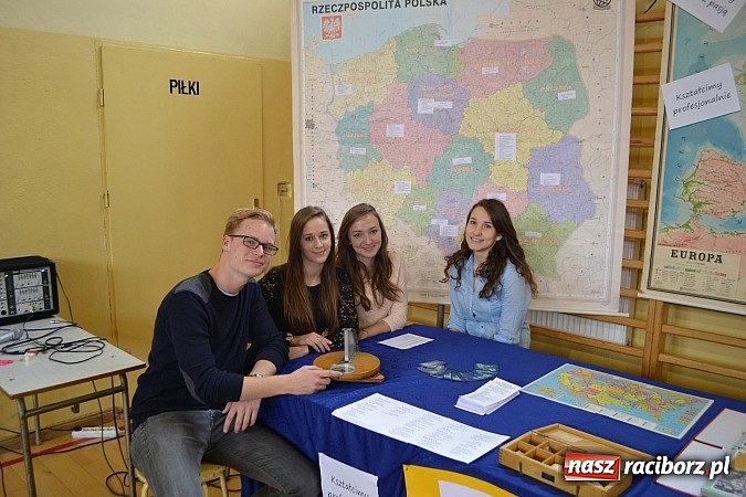 Zdjęcie w galerii na portalu naszraciborz.pl: Spacer szlakiem szk&oacute;ł ponadgimnazjalnych wiadomości z regionu