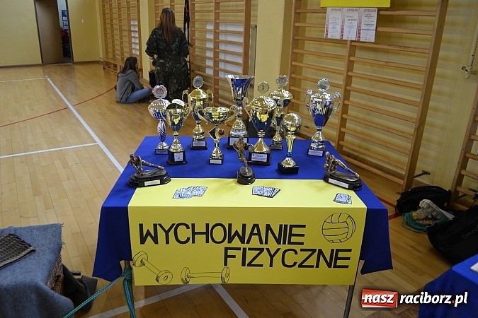 Zdjęcie w galerii na portalu naszraciborz.pl: Spacer szlakiem szk&oacute;ł ponadgimnazjalnych wiadomości z regionu