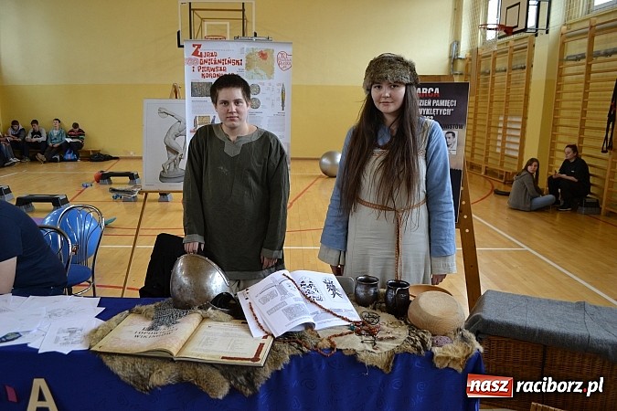 Zdjęcie w galerii na portalu naszraciborz.pl: Spacer szlakiem szk&oacute;ł ponadgimnazjalnych wiadomości z regionu