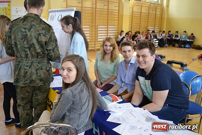 Zdjęcie w galerii na portalu naszraciborz.pl: Spacer szlakiem szk&oacute;ł ponadgimnazjalnych wiadomości z regionu