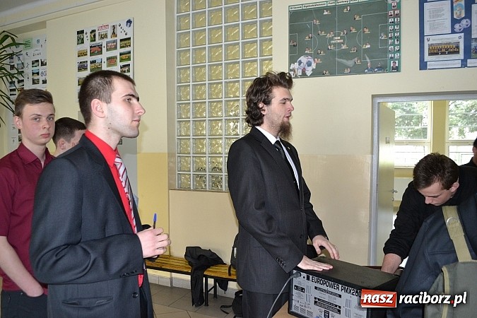 Zdjęcie w galerii na portalu naszraciborz.pl: Spacer szlakiem szk&oacute;ł ponadgimnazjalnych wiadomości z regionu