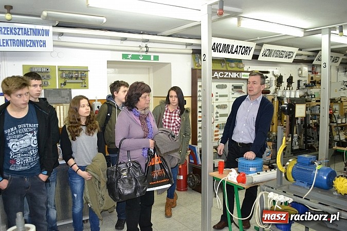 Zdjęcie w galerii na portalu naszraciborz.pl: Spacer szlakiem szk&oacute;ł ponadgimnazjalnych wiadomości z regionu