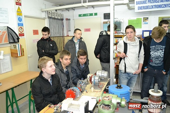 Zdjęcie w galerii na portalu naszraciborz.pl: Spacer szlakiem szk&oacute;ł ponadgimnazjalnych wiadomości z regionu