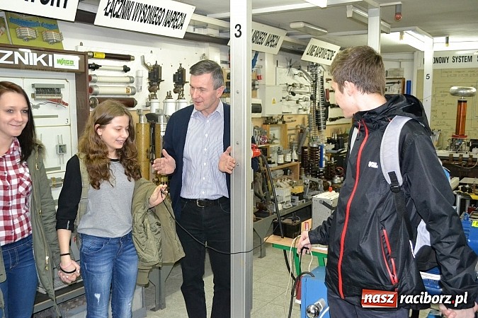 Zdjęcie w galerii na portalu naszraciborz.pl: Spacer szlakiem szk&oacute;ł ponadgimnazjalnych wiadomości z regionu