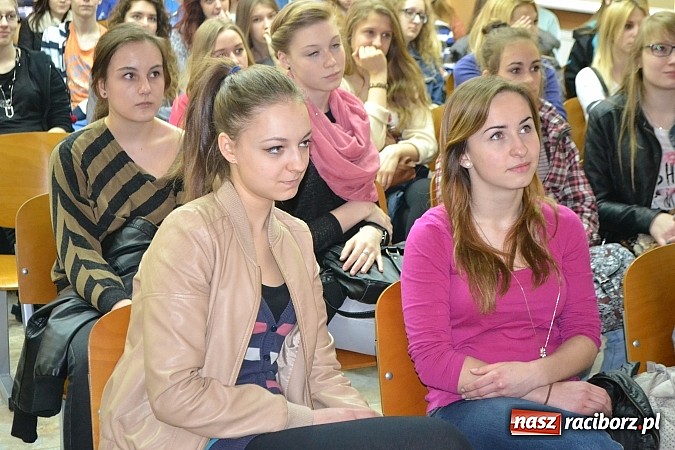 Zdjęcie w galerii na portalu naszraciborz.pl: Spacer szlakiem szk&oacute;ł ponadgimnazjalnych wiadomości z regionu