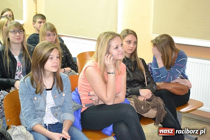 Zdjęcie w galerii na portalu naszraciborz.pl: Spacer szlakiem szk&oacute;ł ponadgimnazjalnych wiadomości z regionu