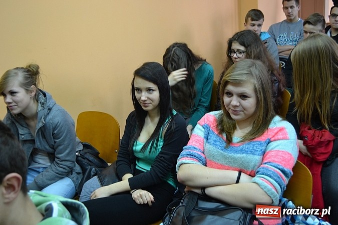 Zdjęcie w galerii na portalu naszraciborz.pl: Spacer szlakiem szk&oacute;ł ponadgimnazjalnych wiadomości z regionu