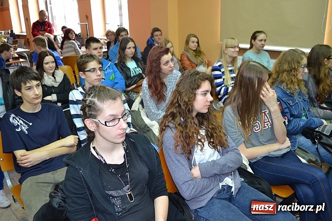 Zdjęcie w galerii na portalu naszraciborz.pl: Spacer szlakiem szk&oacute;ł ponadgimnazjalnych wiadomości z regionu