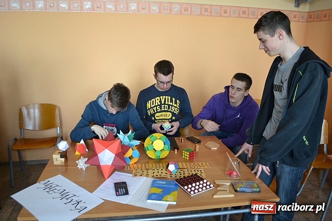 Zdjęcie w galerii na portalu naszraciborz.pl: Spacer szlakiem szk&oacute;ł ponadgimnazjalnych wiadomości z regionu