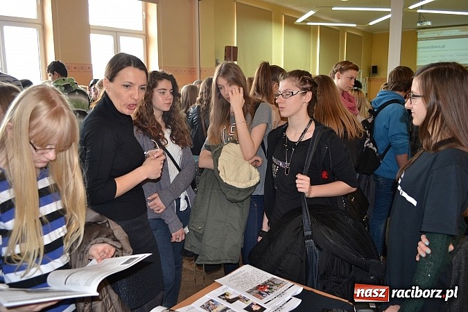 Zdjęcie w galerii na portalu naszraciborz.pl: Spacer szlakiem szk&oacute;ł ponadgimnazjalnych wiadomości z regionu
