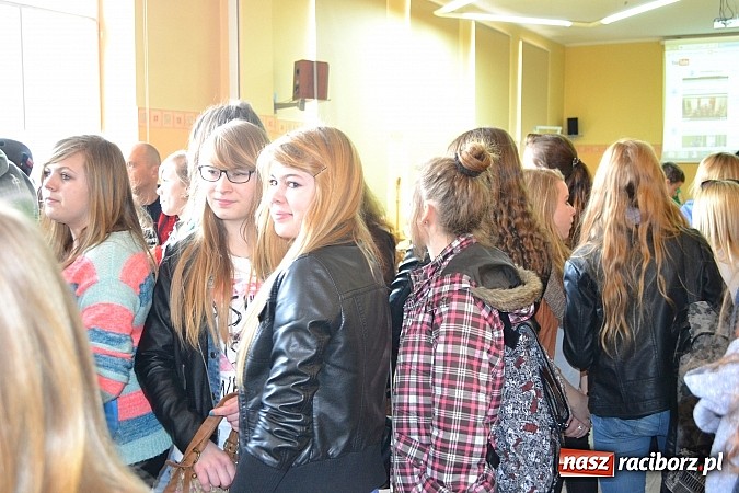 Zdjęcie w galerii na portalu naszraciborz.pl: Spacer szlakiem szk&oacute;ł ponadgimnazjalnych wiadomości z regionu