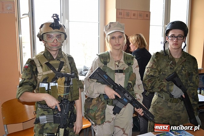 Zdjęcie w galerii na portalu naszraciborz.pl: Spacer szlakiem szk&oacute;ł ponadgimnazjalnych wiadomości z regionu