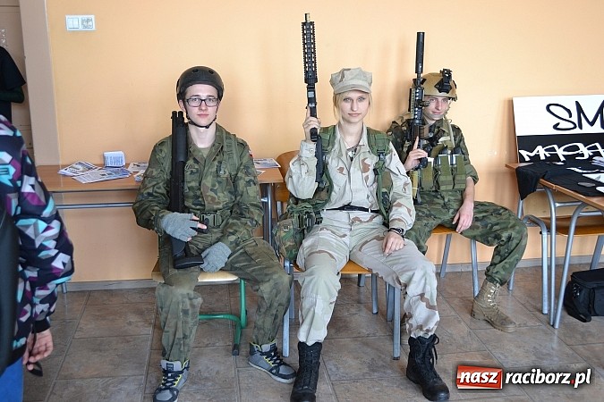 Zdjęcie w galerii na portalu naszraciborz.pl: Spacer szlakiem szk&oacute;ł ponadgimnazjalnych wiadomości z regionu