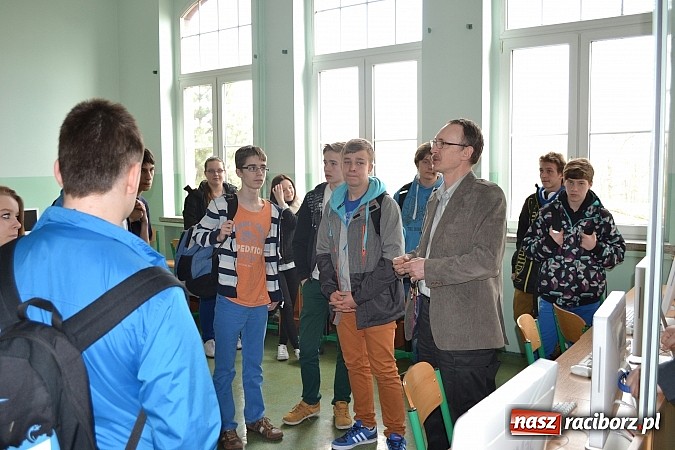 Zdjęcie w galerii na portalu naszraciborz.pl: Spacer szlakiem szk&oacute;ł ponadgimnazjalnych wiadomości z regionu