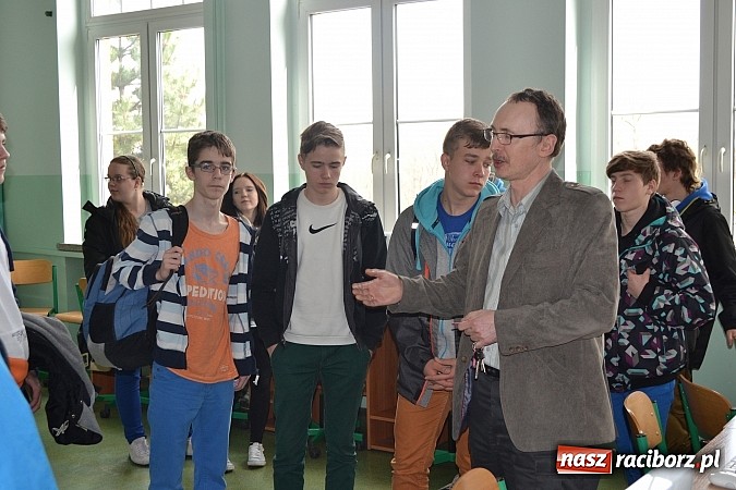 Zdjęcie w galerii na portalu naszraciborz.pl: Spacer szlakiem szk&oacute;ł ponadgimnazjalnych wiadomości z regionu