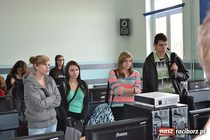 Zdjęcie w galerii na portalu naszraciborz.pl: Spacer szlakiem szk&oacute;ł ponadgimnazjalnych wiadomości z regionu