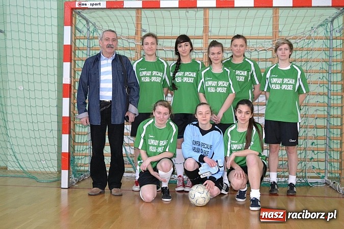 Zdjęcie w galerii na portalu naszraciborz.pl: Dziewczyny zmierzyły się w Turnieju Piłki Nożnej wiadomości z regionu