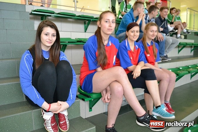 Zdjęcie w galerii na portalu naszraciborz.pl: Dziewczyny zmierzyły się w Turnieju Piłki Nożnej wiadomości z regionu