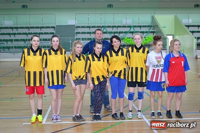 Zdjęcie w galerii na portalu naszraciborz.pl: Dziewczyny zmierzyły się w Turnieju Piłki Nożnej wiadomości z regionu