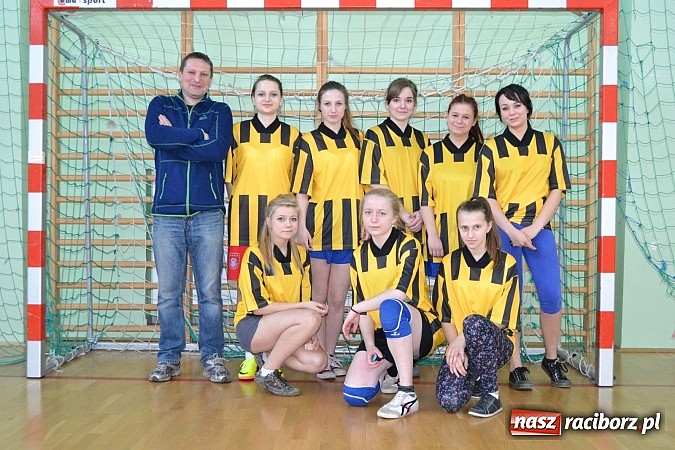 Zdjęcie w galerii na portalu naszraciborz.pl: Dziewczyny zmierzyły się w Turnieju Piłki Nożnej wiadomości z regionu