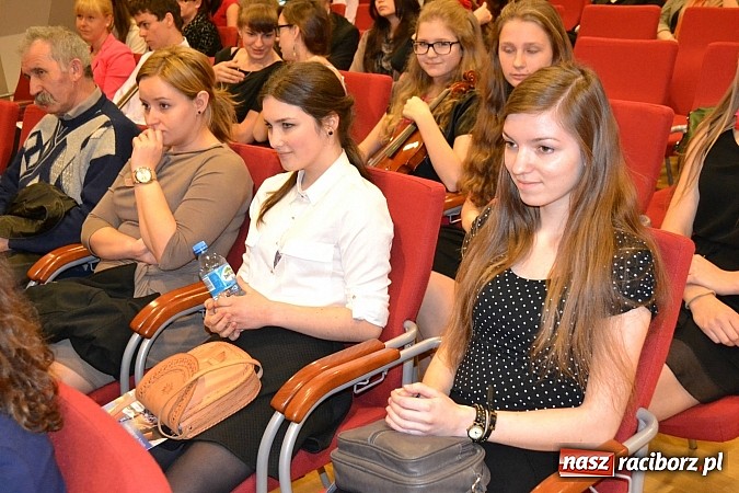 Zdjęcie w galerii na portalu naszraciborz.pl: Hiszpańskie rytmy zabrzmiały na zamku wiadomości z regionu