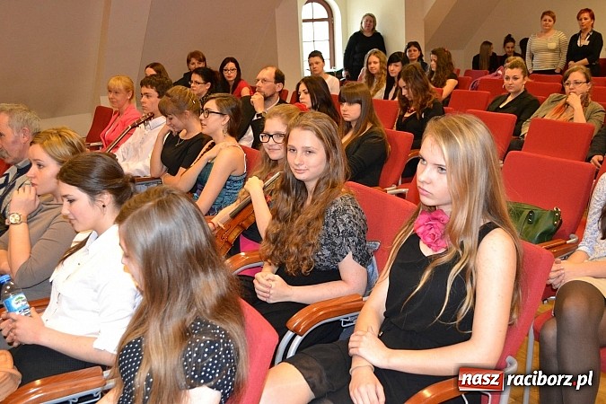 Zdjęcie w galerii na portalu naszraciborz.pl: Hiszpańskie rytmy zabrzmiały na zamku wiadomości z regionu