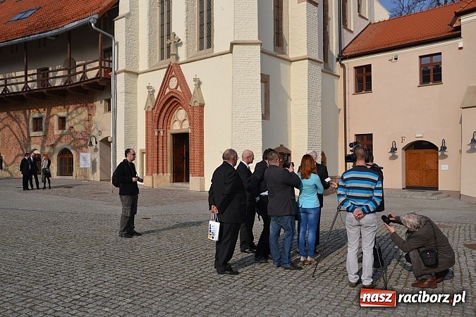 Zdjęcie w galerii na portalu naszraciborz.pl: Wizyta profesora Jerzego Buzka na Zamku Piastowskim wiadomości z regionu