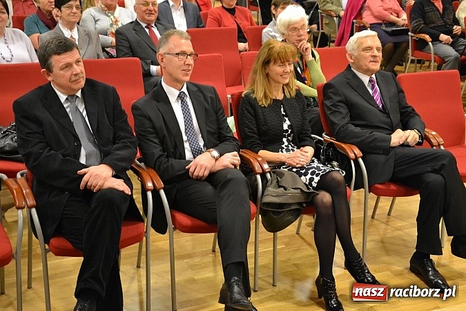 Zdjęcie w galerii na portalu naszraciborz.pl: Wizyta profesora Jerzego Buzka na Zamku Piastowskim wiadomości z regionu