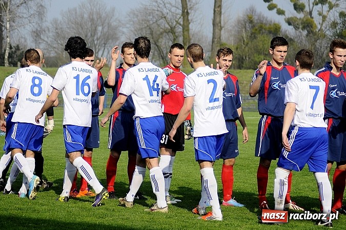 Zdjęcie w galerii na portalu naszraciborz.pl: IV liga: Podział punktów przy Srebrnej wiadomości z regionu