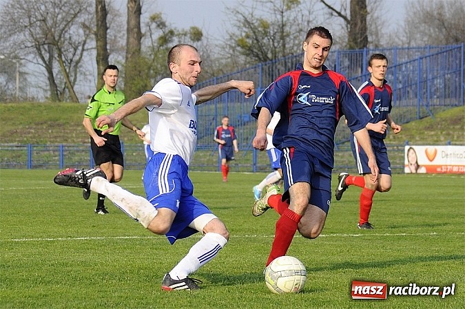 Zdjęcie w galerii na portalu naszraciborz.pl: IV liga: Podział punktów przy Srebrnej wiadomości z regionu