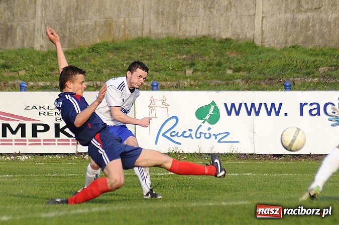 Zdjęcie w galerii na portalu naszraciborz.pl: IV liga: Podział punktów przy Srebrnej wiadomości z regionu