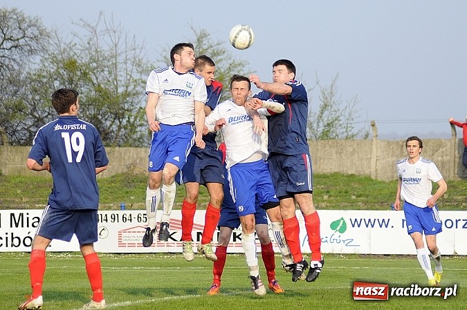 Zdjęcie w galerii na portalu naszraciborz.pl: IV liga: Podział punktów przy Srebrnej wiadomości z regionu