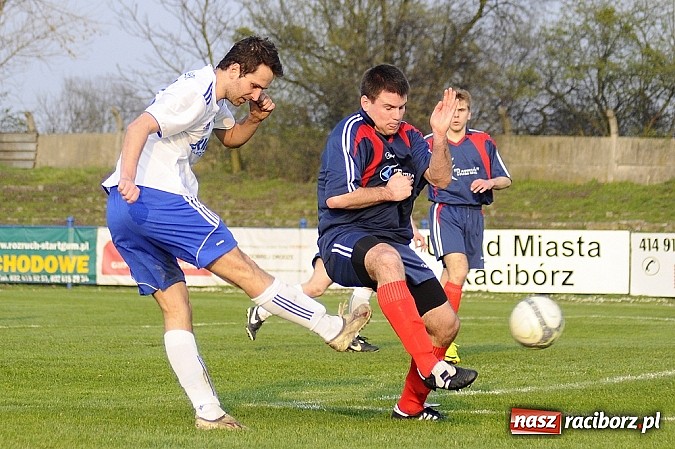 Zdjęcie w galerii na portalu naszraciborz.pl: IV liga: Podział punktów przy Srebrnej wiadomości z regionu