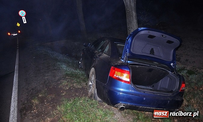 Zdjęcie w galerii na portalu naszraciborz.pl: Kolizja na Gliwickiej. Audi w rowie wiadomości z regionu