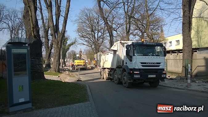 Zdjęcie w galerii na portalu naszraciborz.pl: Zamieszanie pod zamkiem. Jedyny wyjazd pod prąd  wiadomości z regionu