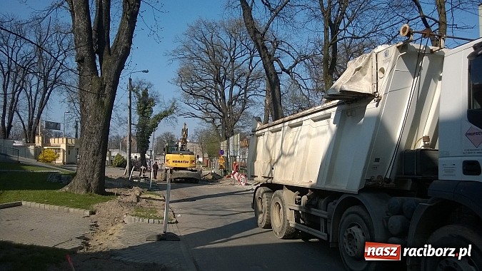 Zdjęcie w galerii na portalu naszraciborz.pl: Zamieszanie pod zamkiem. Jedyny wyjazd pod prąd  wiadomości z regionu