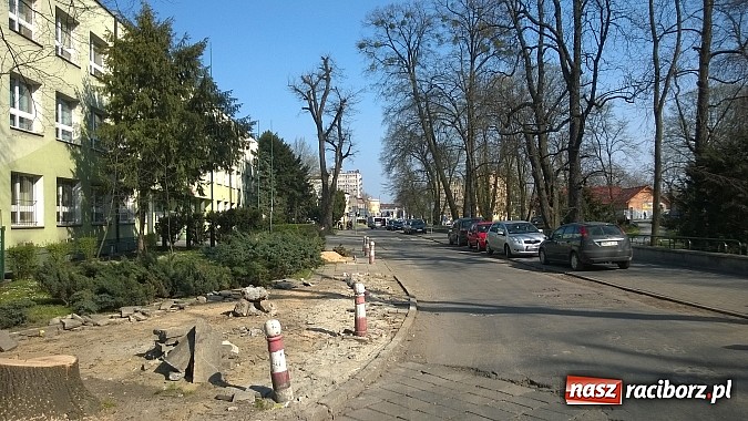 Zdjęcie w galerii na portalu naszraciborz.pl: Zamieszanie pod zamkiem. Jedyny wyjazd pod prąd  wiadomości z regionu