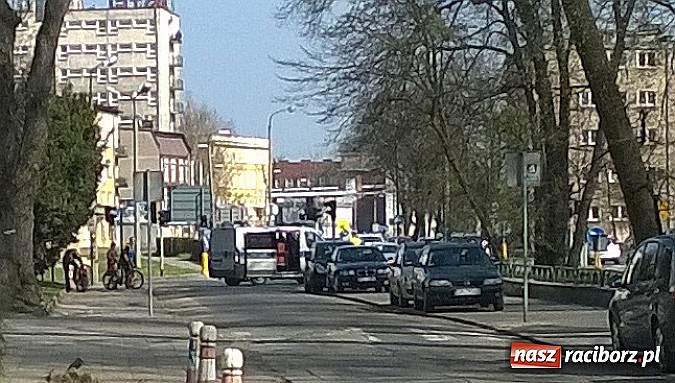 Zdjęcie w galerii na portalu naszraciborz.pl: Zamieszanie pod zamkiem. Jedyny wyjazd pod prąd  wiadomości z regionu