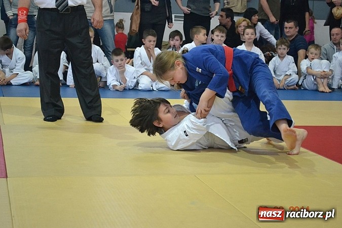 Zdjęcie w galerii na portalu naszraciborz.pl: Młodzi Łamatorzy z workiem medali wiadomości z regionu