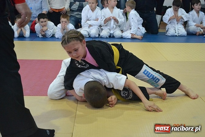 Zdjęcie w galerii na portalu naszraciborz.pl: Młodzi Łamatorzy z workiem medali wiadomości z regionu