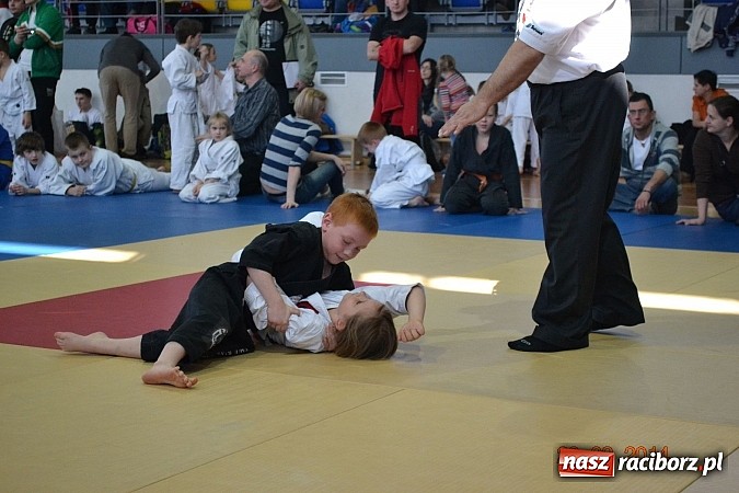 Zdjęcie w galerii na portalu naszraciborz.pl: Młodzi Łamatorzy z workiem medali wiadomości z regionu