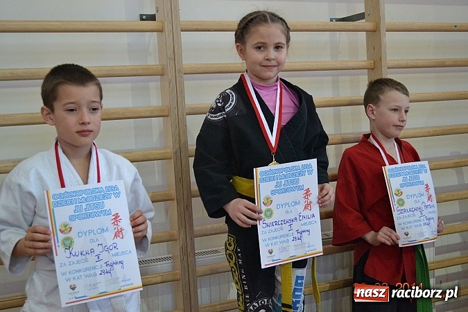 Zdjęcie w galerii na portalu naszraciborz.pl: Młodzi Łamatorzy z workiem medali wiadomości z regionu