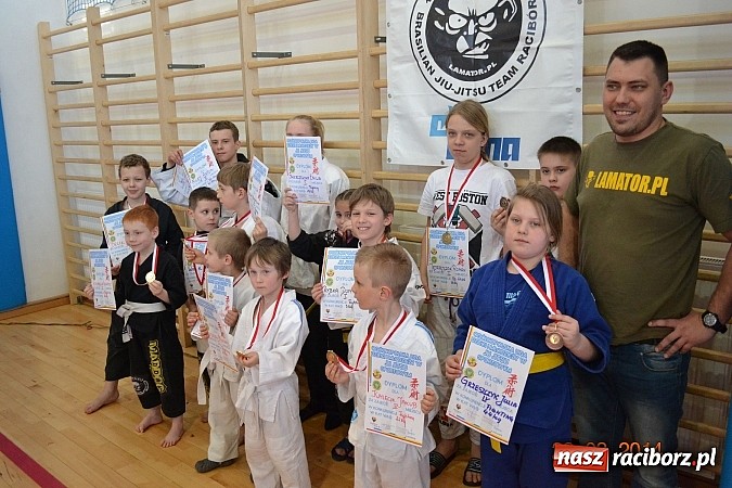 Zdjęcie w galerii na portalu naszraciborz.pl: Młodzi Łamatorzy z workiem medali wiadomości z regionu