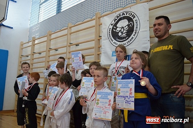 Zdjęcie w galerii na portalu naszraciborz.pl: Młodzi Łamatorzy z workiem medali wiadomości z regionu