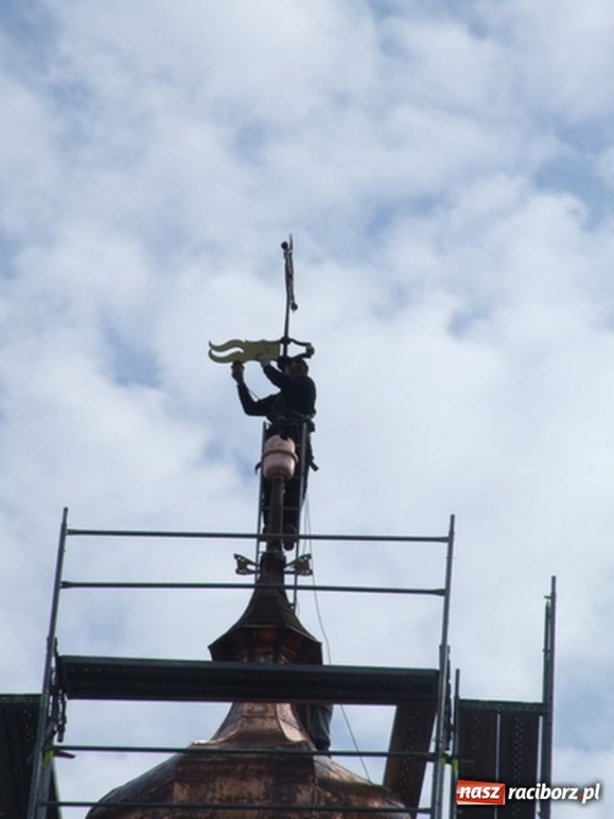 Zdjęcie w galerii na portalu naszraciborz.pl: Sensacyjne odkrycie w wieży wiadomości z regionu